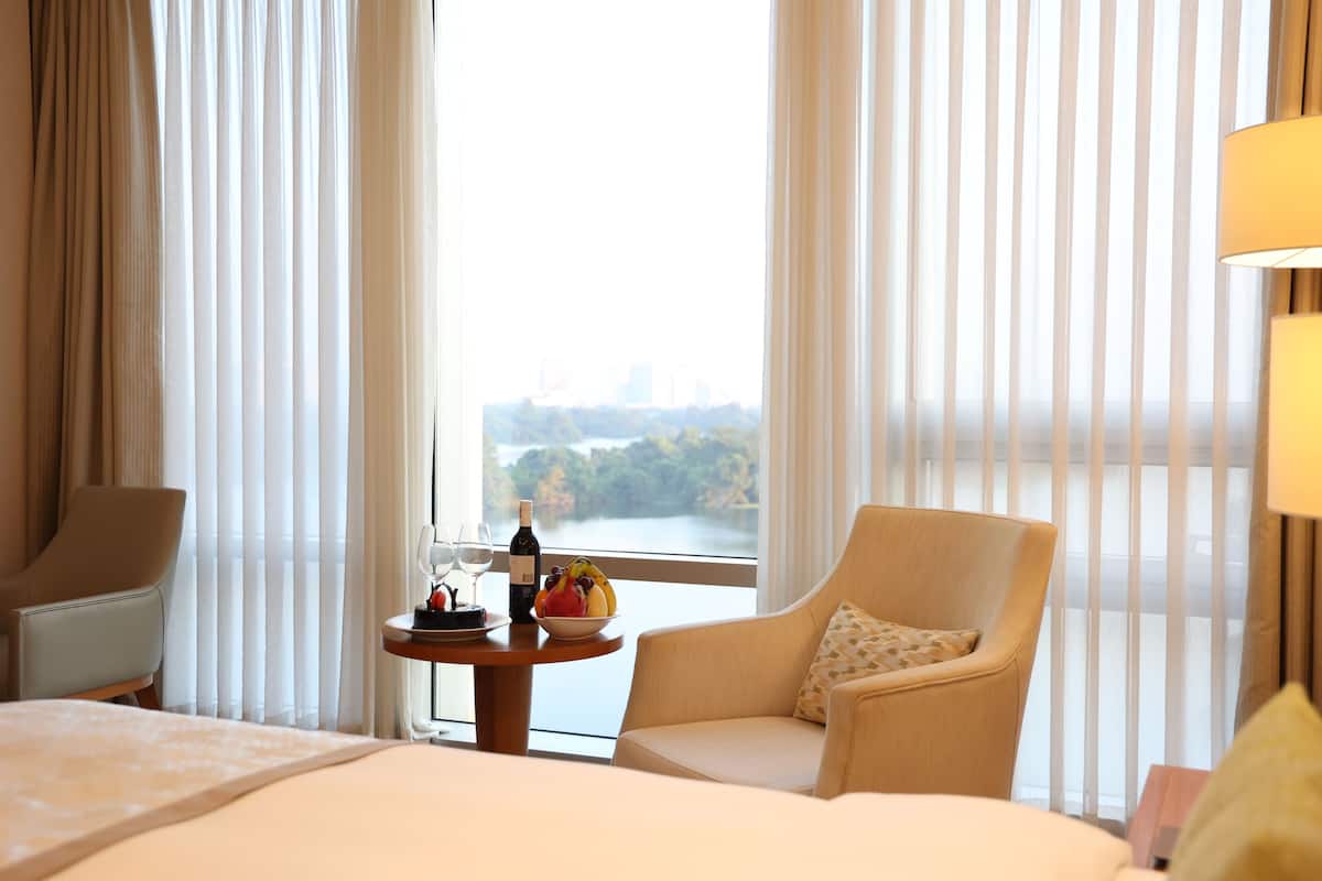 Deluxe Room, 1 King Bed (Club) | Premium bedding, down duvets, minibar, in-room safe