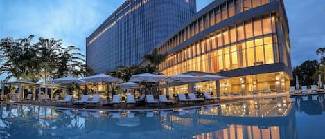 Een binnenzwembad, een buitenzwembad, gratis zwembadcabana's