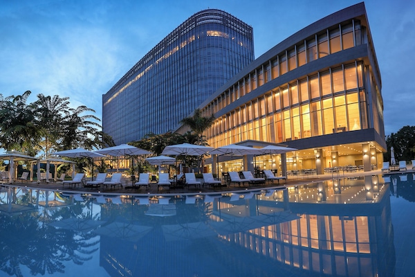 Kolam renang indoor dan kolam renang outdoor, dengan cabana gratis