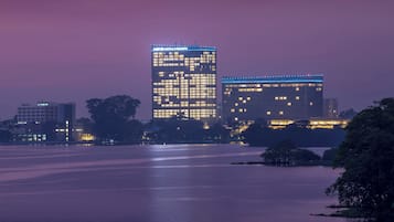 Un hotel moderno de gran altura con ventanas iluminadas y un diseño arquitectónico actual.
