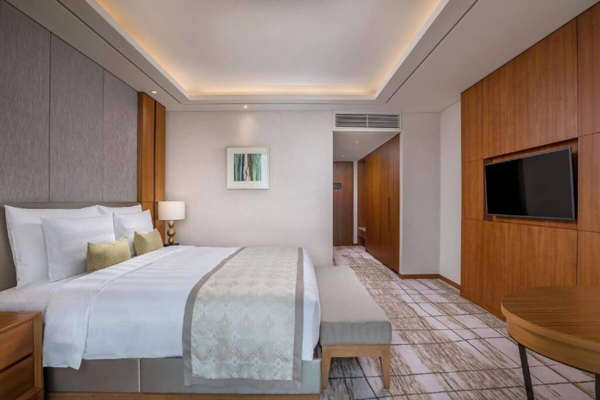 Premium bedding, down comforters, minibar, in-room safe