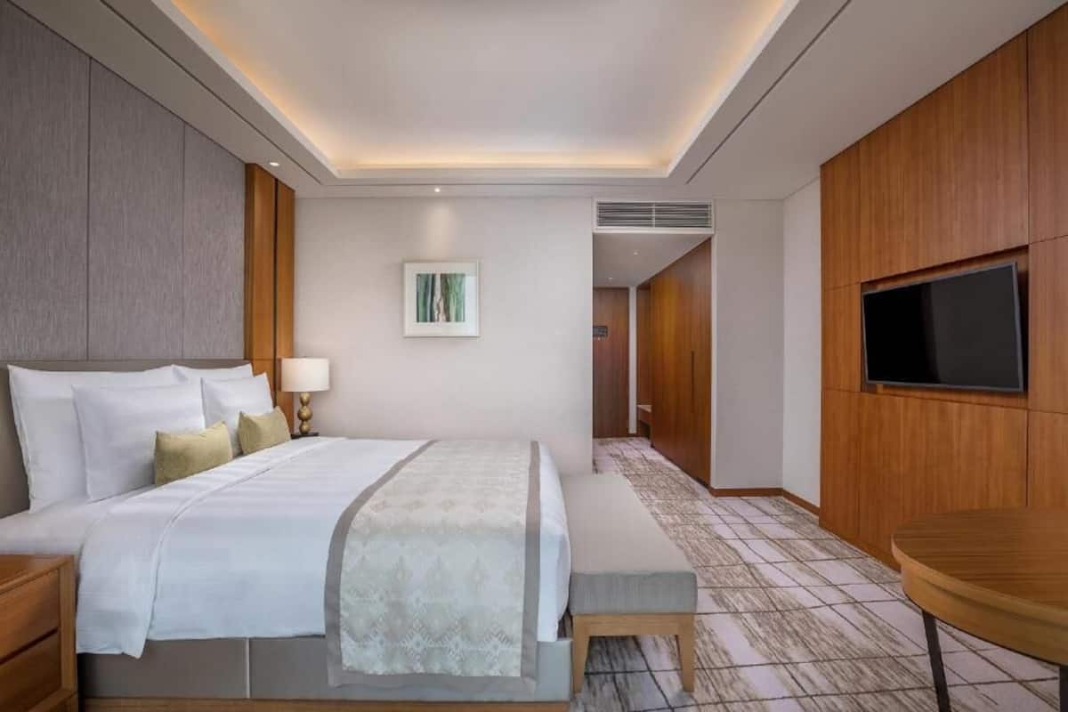 Premium bedding, down comforters, minibar, in-room safe