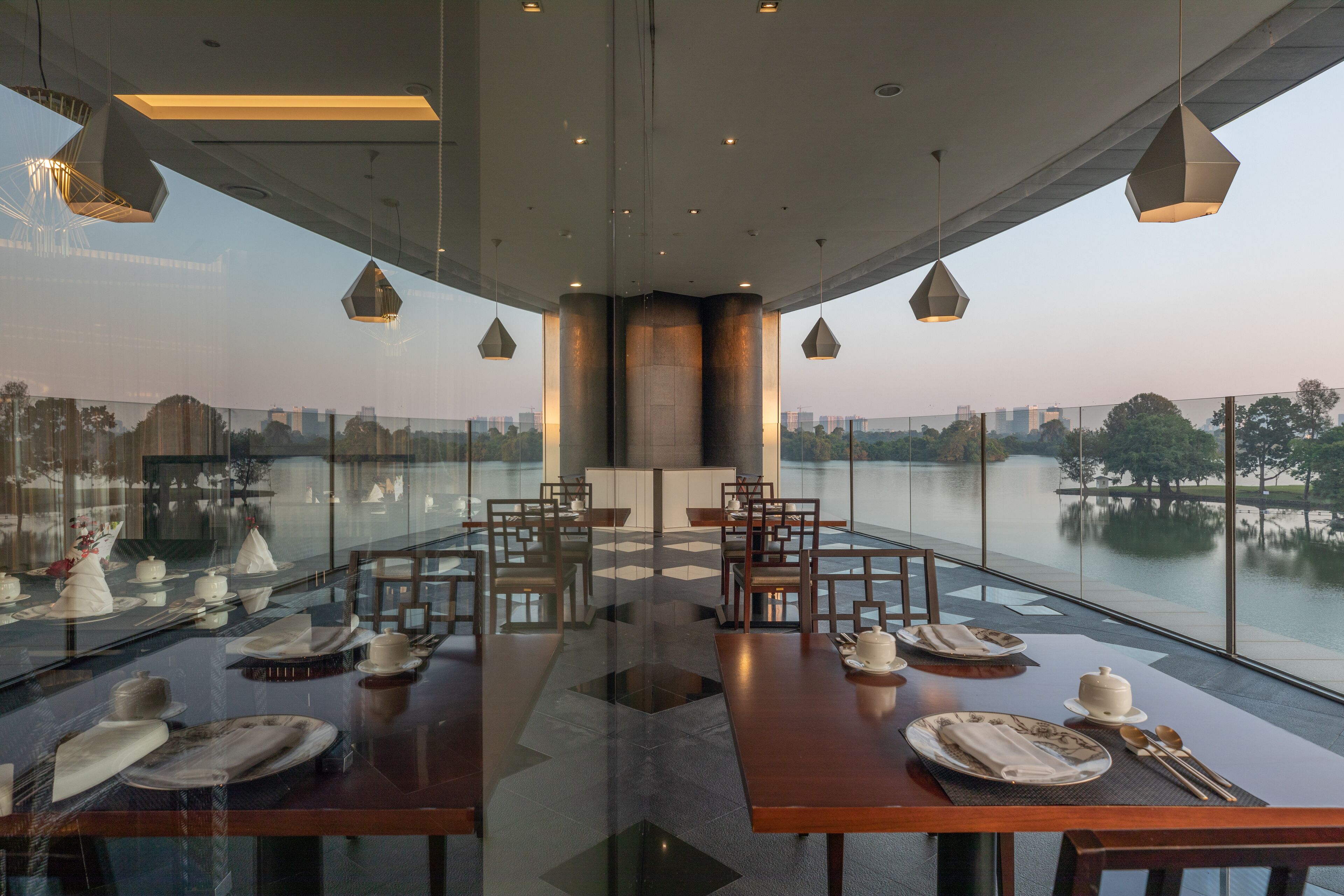 3 restaurants, breakfast served