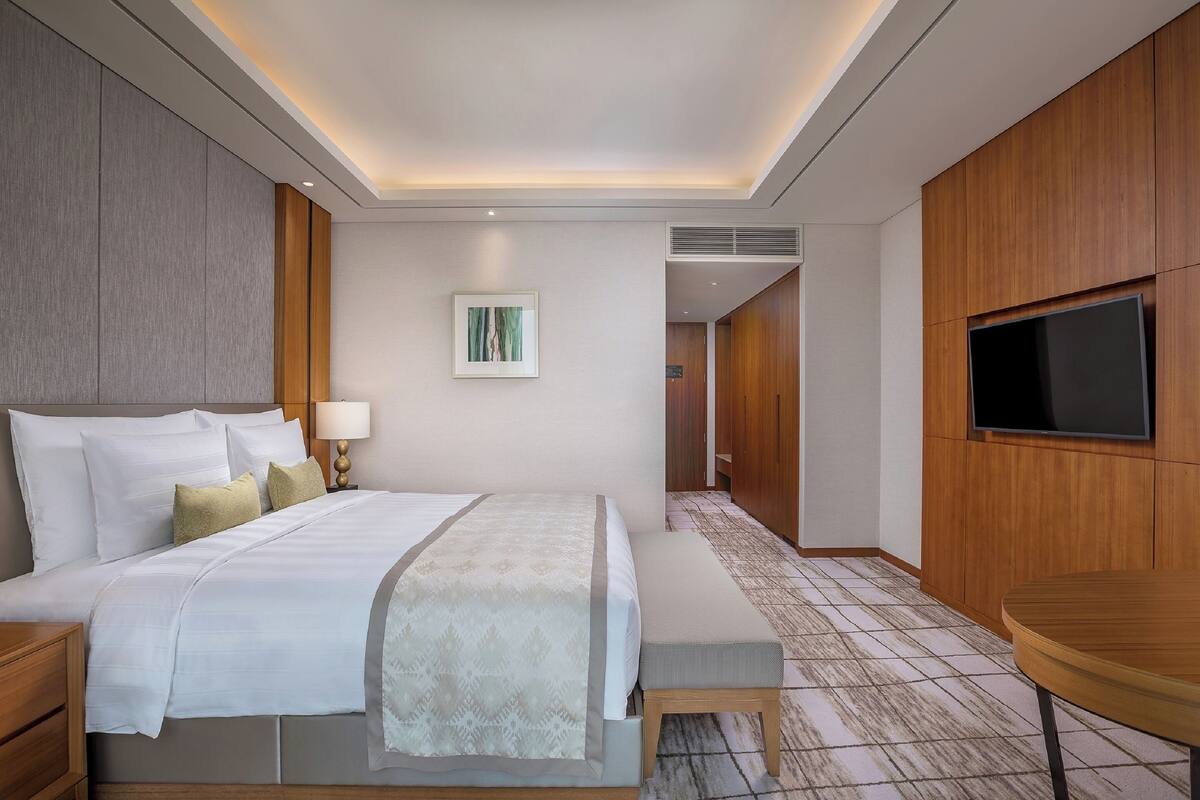 Premium bedding, down comforters, minibar, in-room safe