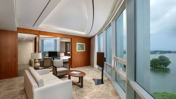 Suite Superior | Seprai premium, selimut bulu angsa, minibar, dan brankas