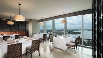 3 restaurants; ze serveren er ontbijt, lunch en diner