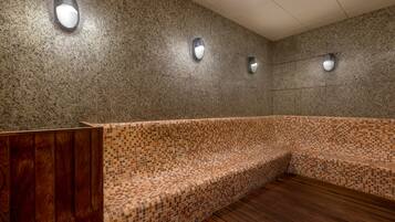 Un área de spa con bancos revestidos de mosaicos y suelo de madera.