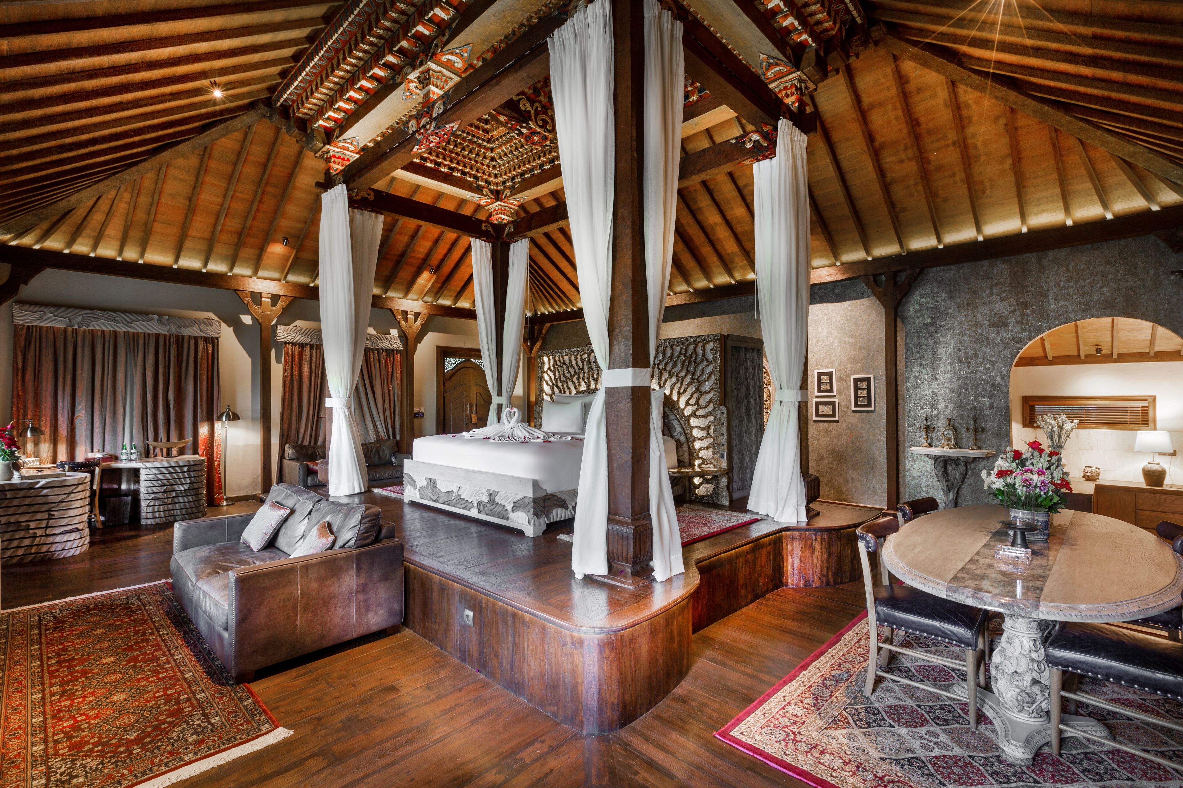 Seprai premium, bantalan ekstra lembut, minibar gratis, dan brankas