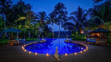 Kolam renang outdoor, dengan payung kolam renang dan kursi berjemur