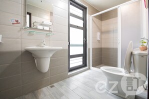 Comfort tweepersoonskamer, 1 kingsize bed, en-suite badkamer | Badkamervoorzieningen | Gratis toiletartikelen, een haardroger, pantoffels, handdoeken