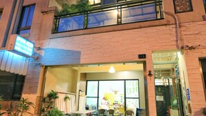 A two-story building with a ground-floor cafe and a second-floor restaurant. - Have FUN villa (Hengchun)