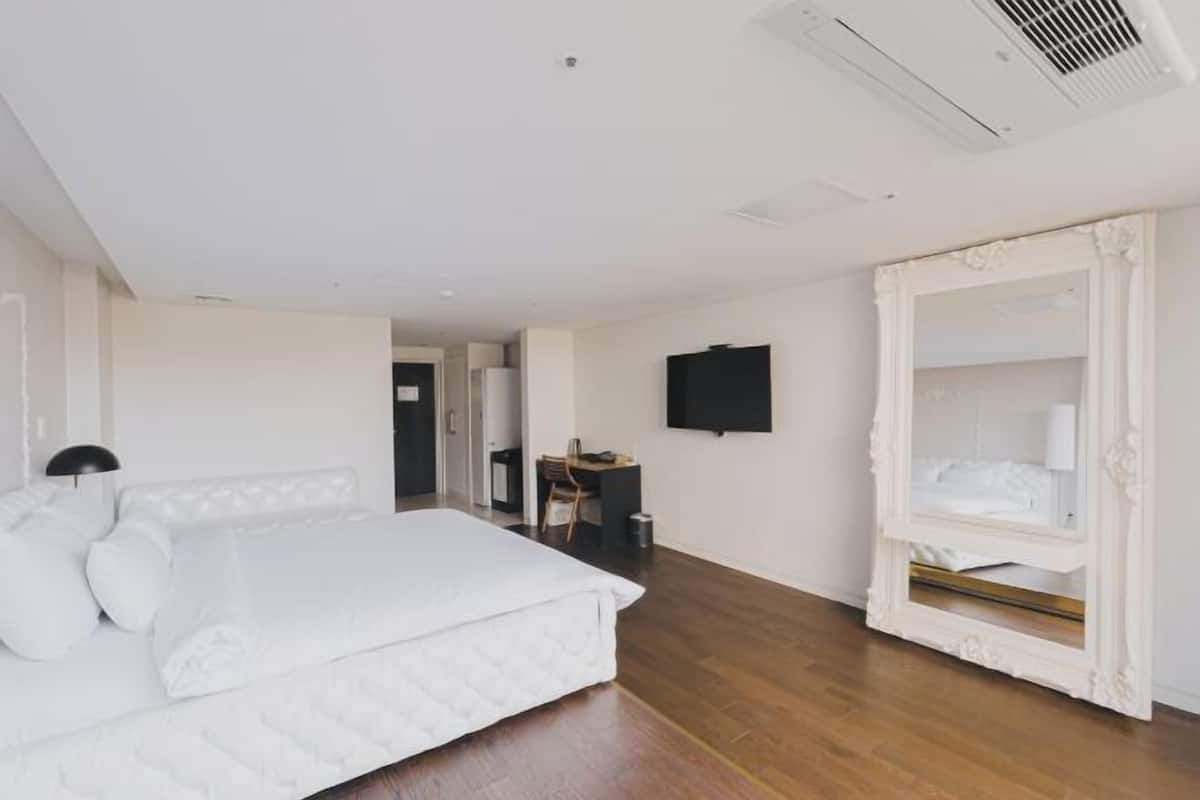 1 bedroom, in-room safe, desk, blackout curtains