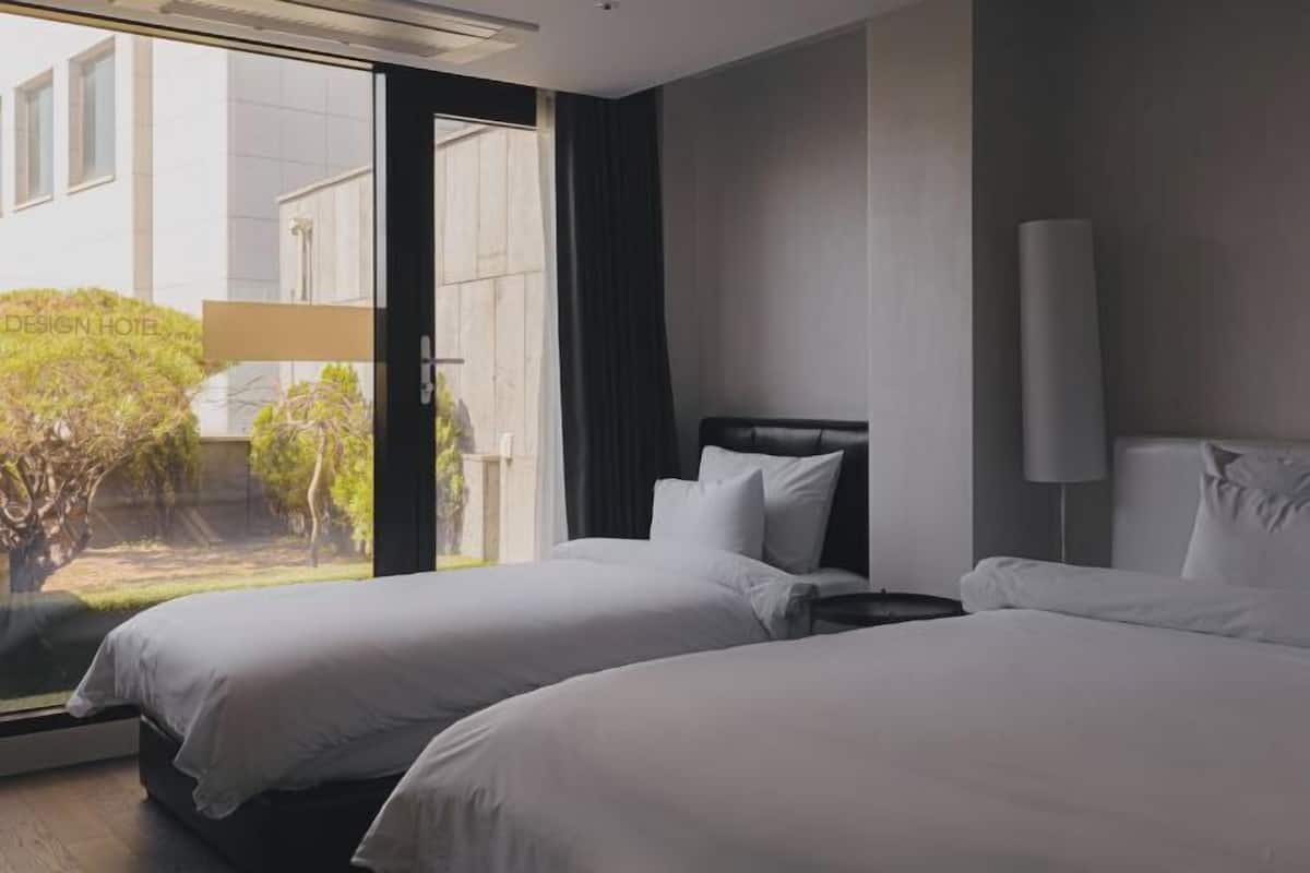 1 bedroom, in-room safe, desk, blackout curtains