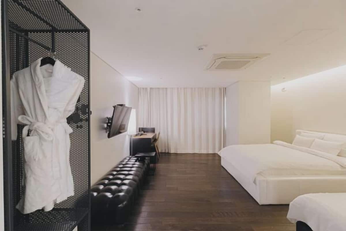 1 bedroom, in-room safe, desk, blackout curtains