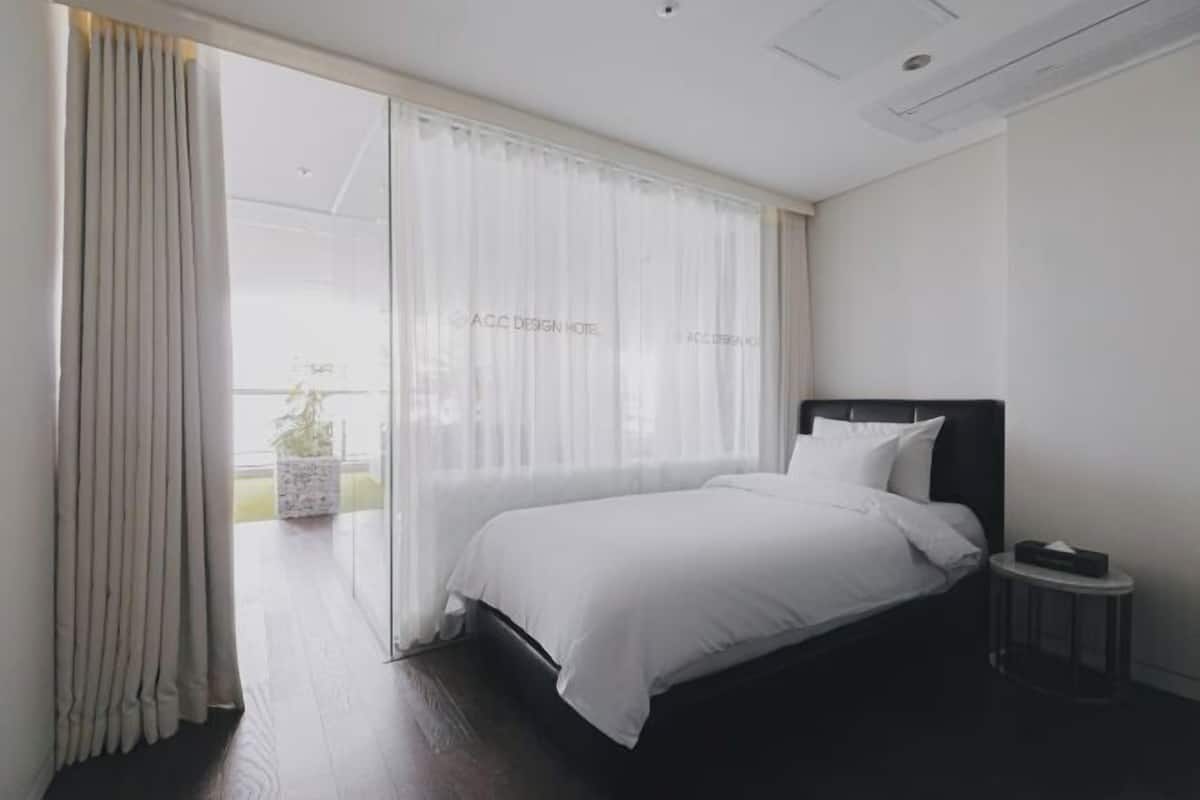 1 bedroom, in-room safe, desk, blackout curtains