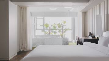 Standaard kamer | 1 slaapkamer, een kluis op de kamer, een bureau