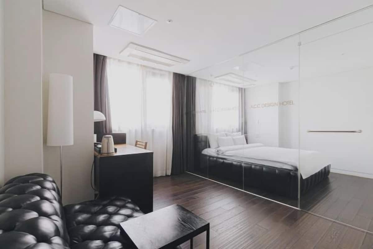 1 bedroom, in-room safe, desk, blackout curtains