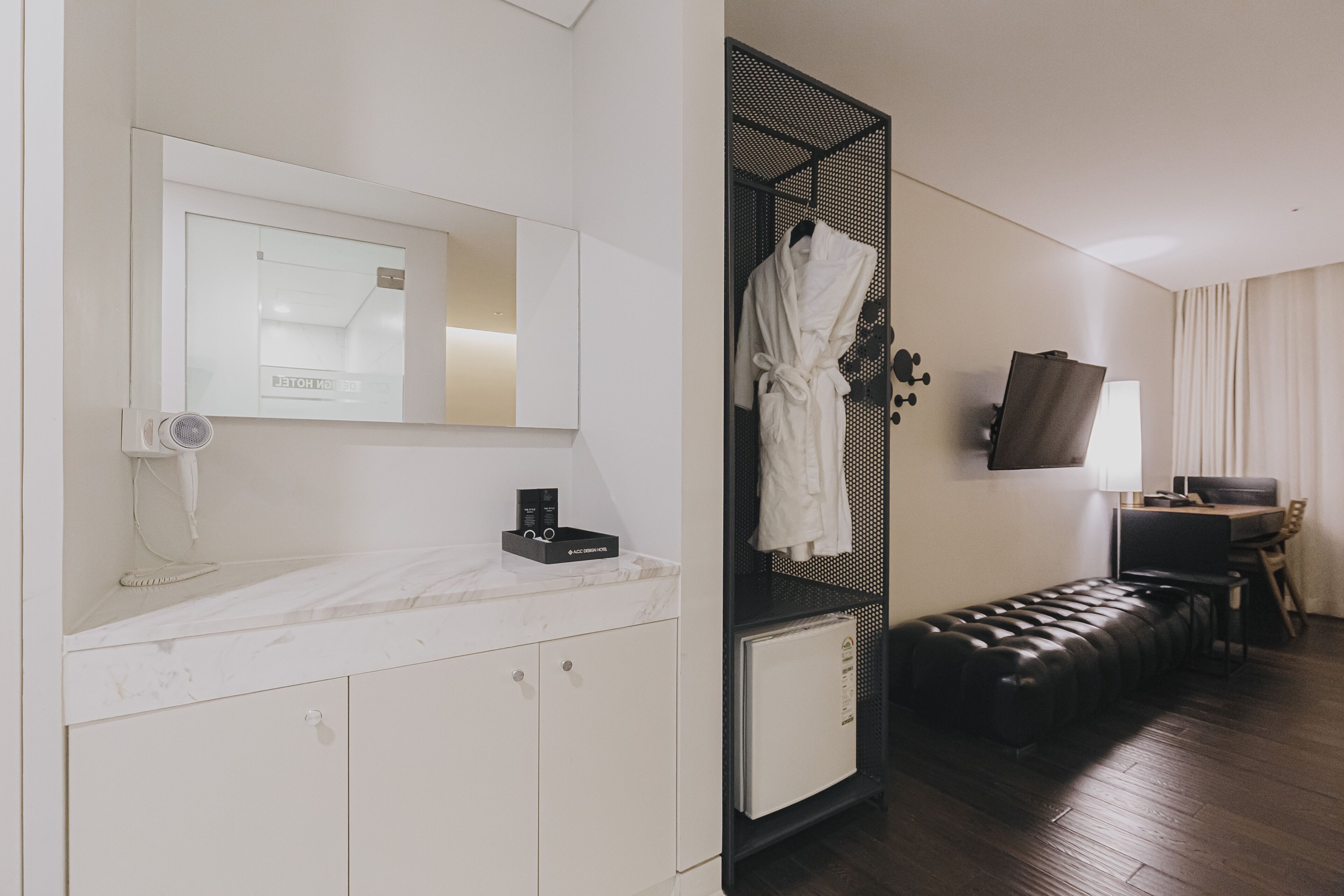 deluxe twin room | 1 bedroom, in-room safe, desk, blackout curtains