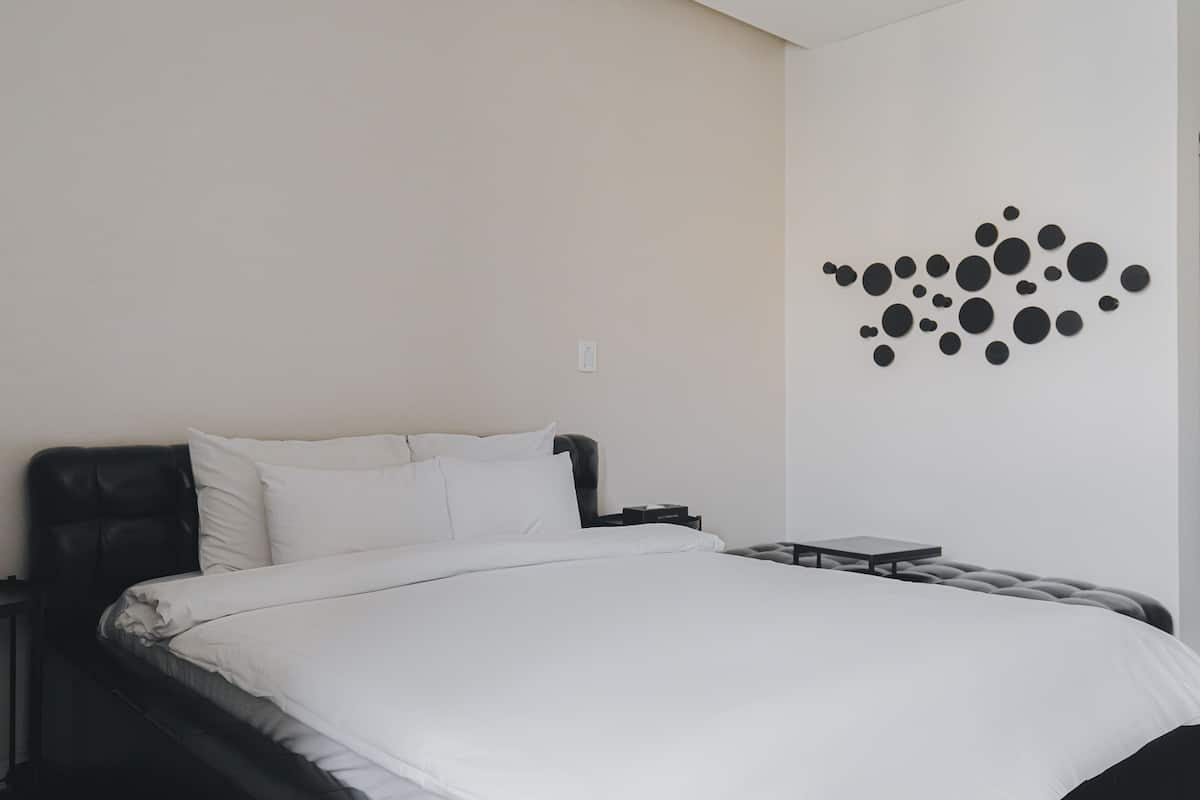 1 bedroom, in-room safe, desk, blackout curtains