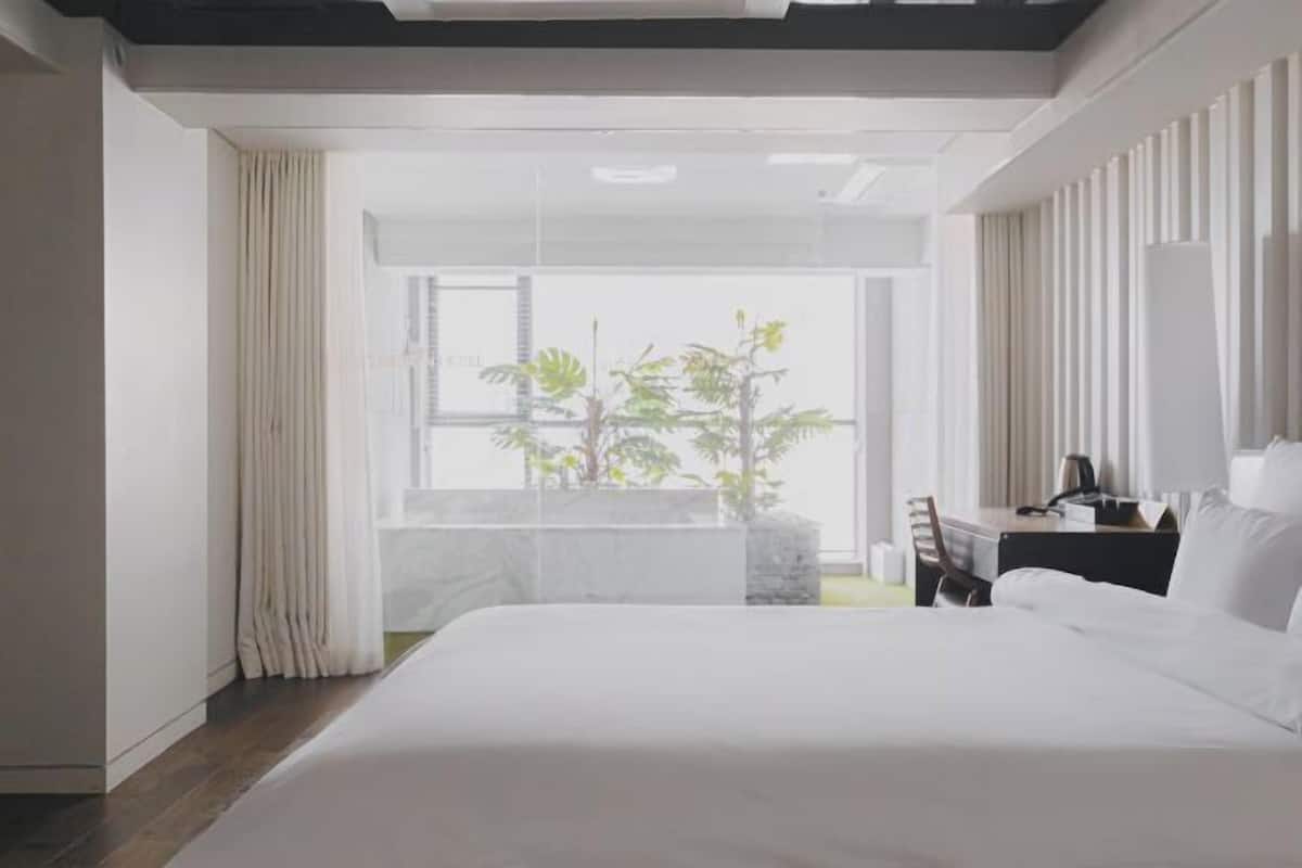 1 bedroom, in-room safe, desk, blackout curtains
