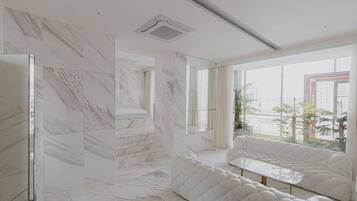 ACC Double Suite (Styler) | Safe på rommet, skrivebord, blendingsgardiner og lydisolert