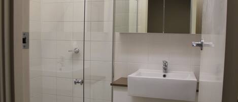 Warwick Apartment | Bathroom | Shower, free toiletries, hair dryer, towels