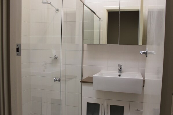 Warwick Apartment | Bathroom - Warwick Apartment (Toorak Gardens)
