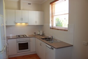Warwick Apartment | 1 bedroom, desk, iron/ironing board, cots/infant beds - Warwick Apartment (Toorak Gardens)