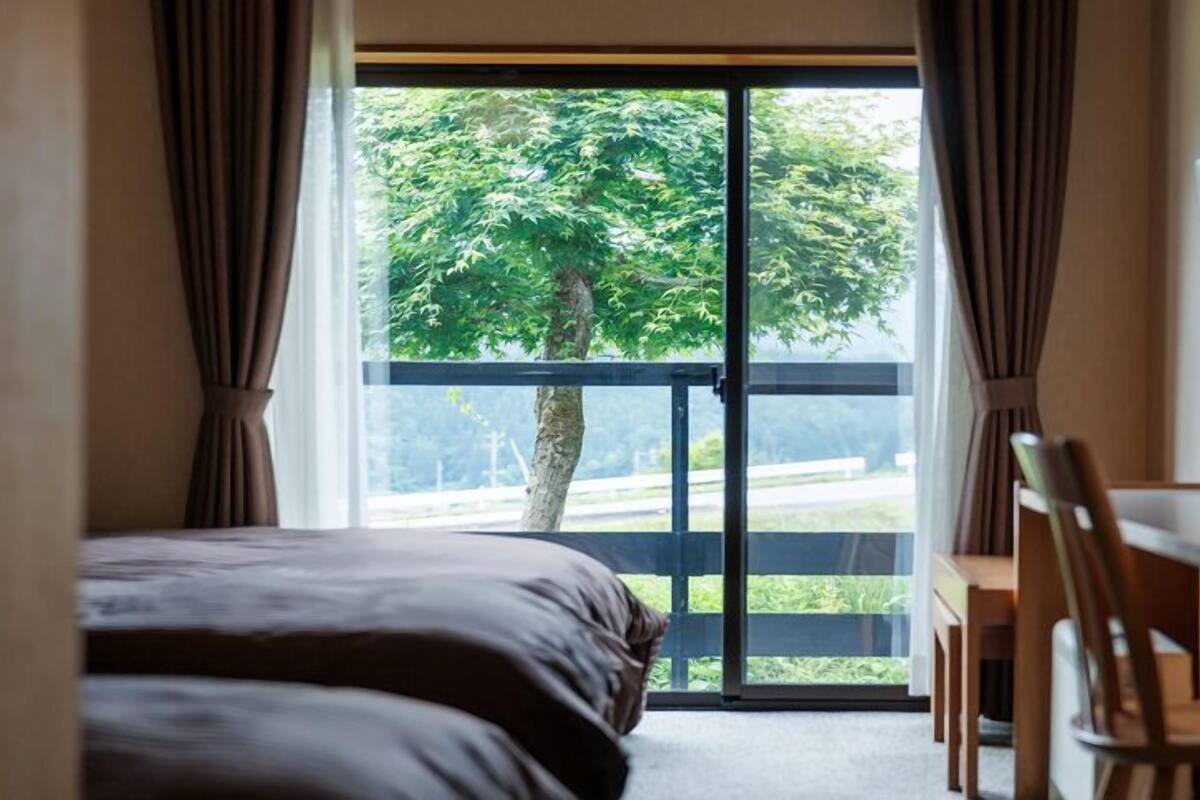 Une chambre à coucher avec un lit, un bureau et une télévision.