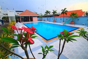 Outdoor pool - Khumsuphan Hotel (Suphan Buri)