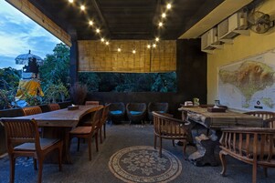 Serviço de café da manhã e brunch, vistas para o jardim 