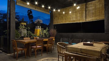 Serviço de café da manhã e brunch, vistas para o jardim