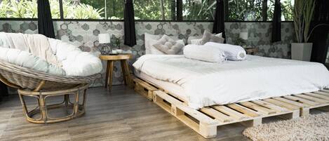 Design-bungalow - 1 kingsize-seng - terrasse - udsigt til flod | Dundyner, senge med topmadrasser, skrivebord, mørklægningsgardiner