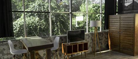 Bungalow – design, 1 kingsize-seng, terrasse, elveutsikt | Dundyner, senger med overmadrass, skrivebord og blendingsgardiner