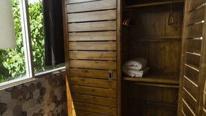 デザイン バンガロー キングベッド 1 台 テラス リバービュー | 羽毛の掛け布団、ピロートップベッド、デスク、遮光カーテン