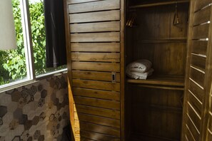 時尚單棟小屋, 1 張特大雙人床, 露台, 河景 | 羽絨被、特厚豪華床墊、書桌、遮光窗簾/窗簾