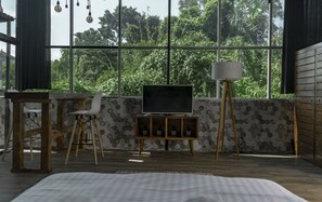 Bungalow Design - 1 kingsize-säng - terrass - utsikt mot floden | Duntäcken, bäddmadrasser, skrivbord och mörkläggningsgardiner