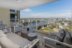 Apartemen Mewah, 3 kamar tidur, pemandangan sungai, lantai eksekutif | Balkon