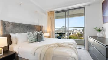 Departamento ejecutivo, 1 habitación, balcón, vista al río | 3 habitaciones, decoración personalizada y muebles diferentes