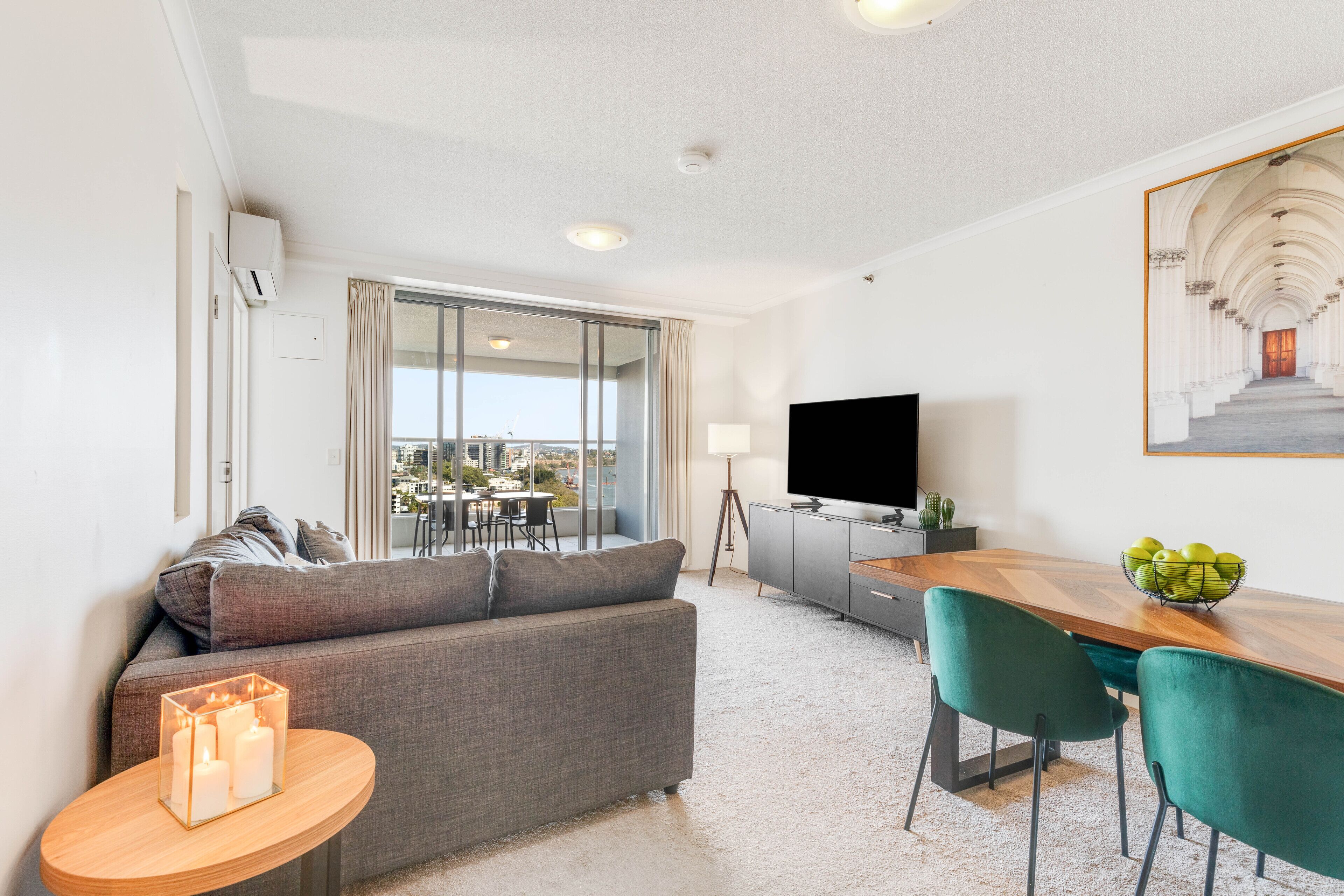 Executive Apartment, 1 Bedroom, Balcony, River View | Ruang tamu | 55 inci televisyen skrin rata dengan digital, TV, pemain DVD