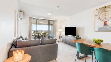Executive Apartment, 1 Bedroom, Balcony, River View | Ruang tamu | 55 inci televisyen skrin rata dengan digital, TV, pemain DVD