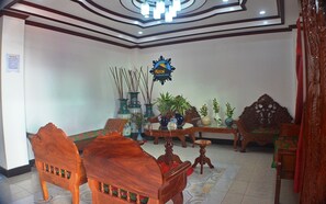 Lobby sitting area - Mayon Backpackers Hostel (Legazpi)