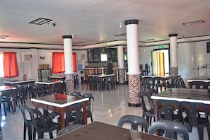 S'hi serveixen esmorzars, dinars, sopars i plats de cuina local
