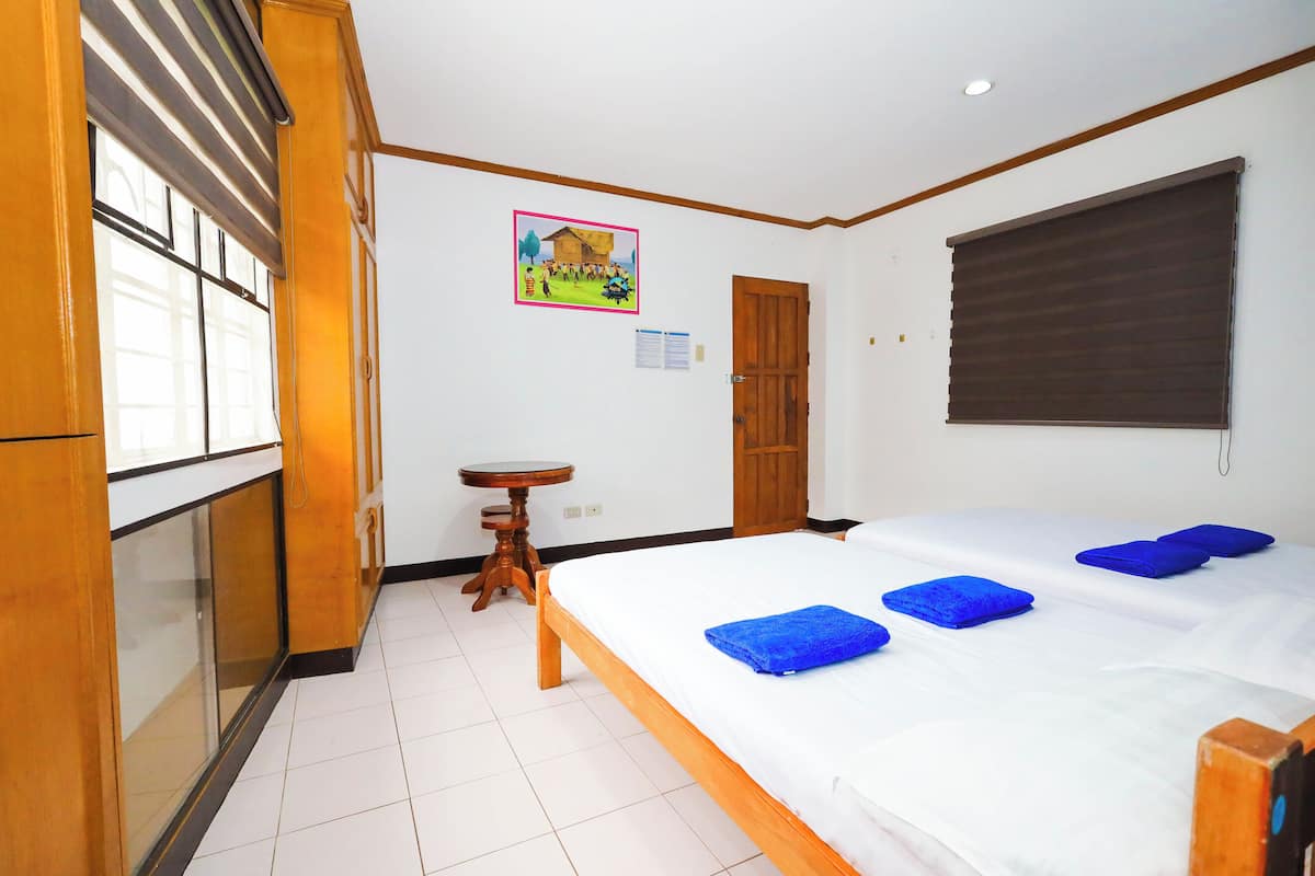 1 bedroom, desk, bed sheets