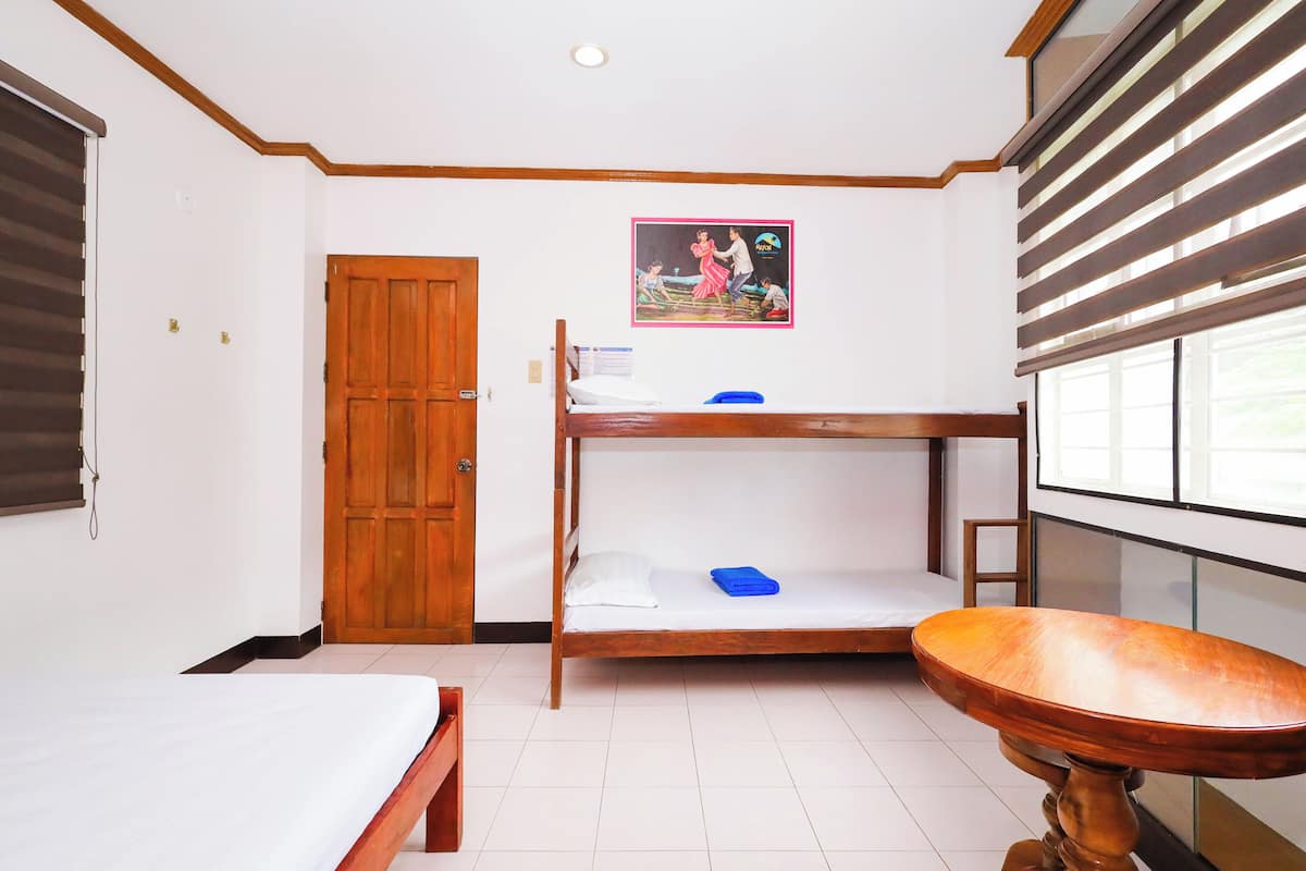 1 bedroom, desk, bed sheets