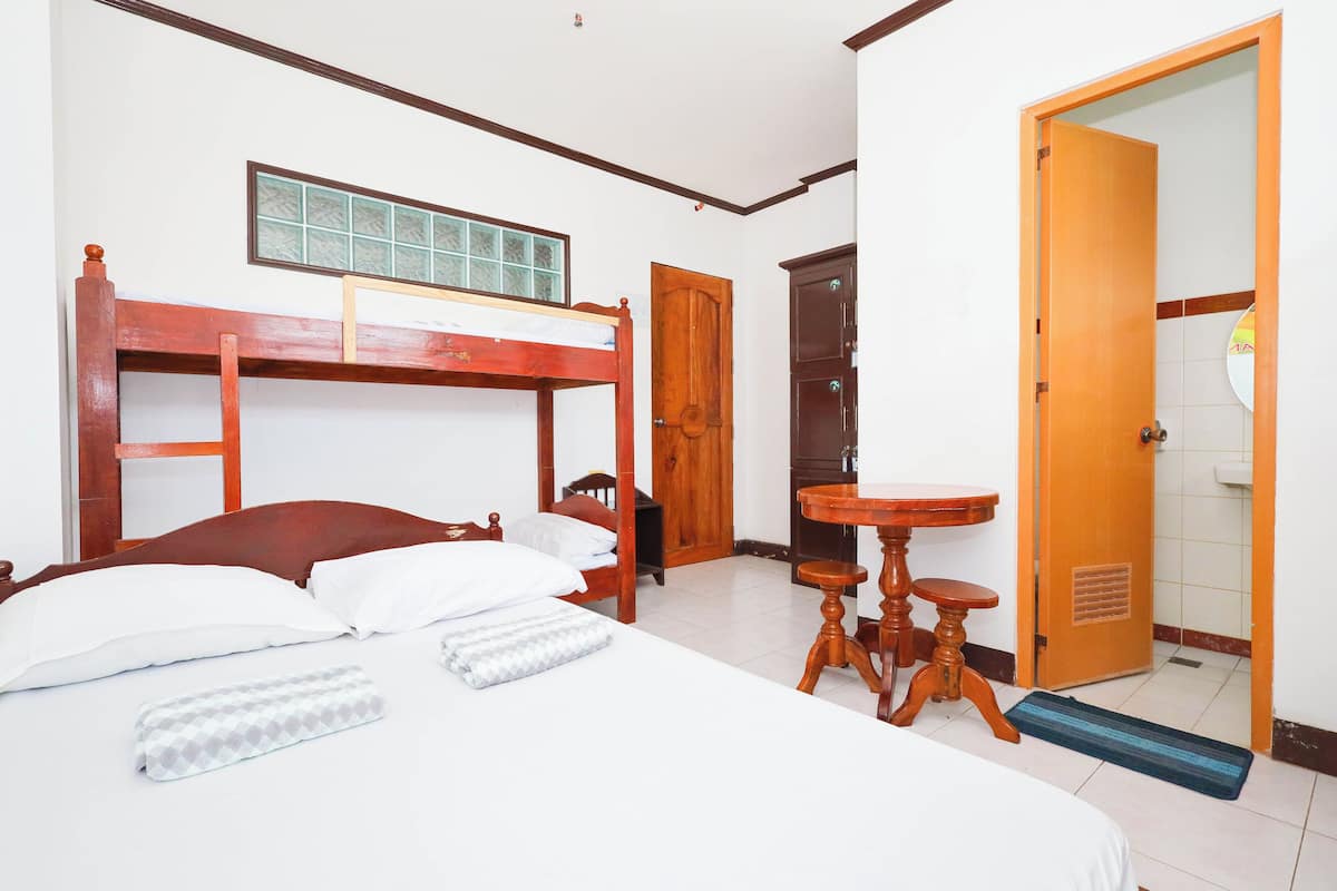1 bedroom, desk, bed sheets