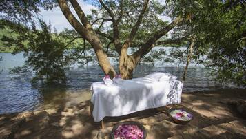 Couples treatment rooms, body treatments, deep-tissue massages