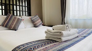 Quarto casal superior | Frigobar (abastecido com itens grátis), espaço de trabalho para notebook