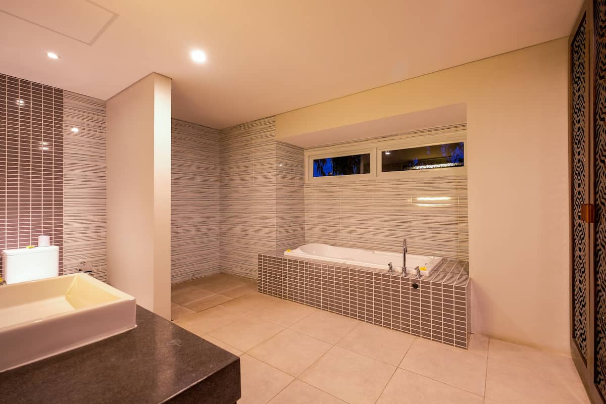 double room with garden view | bathroom | towels