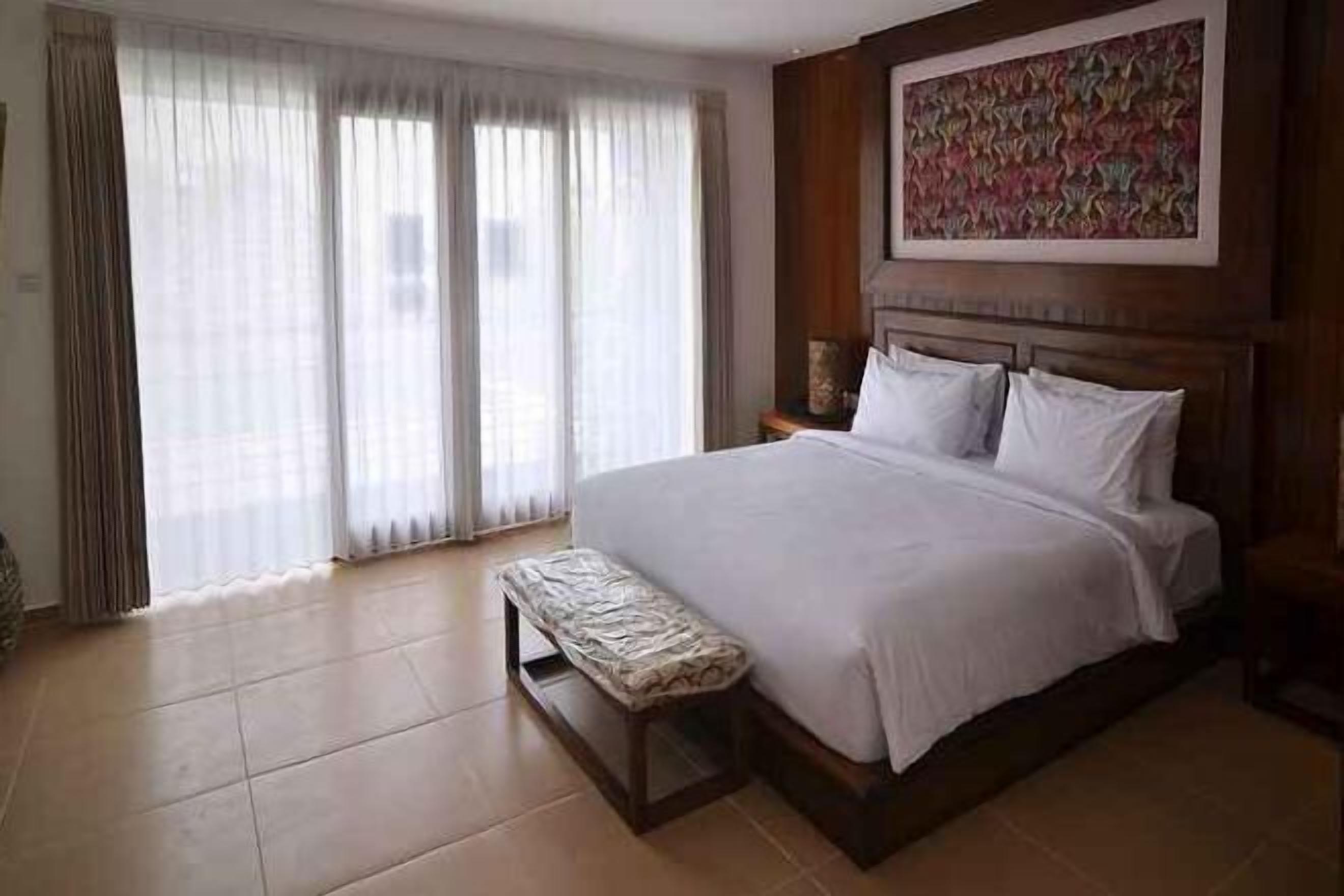 Escritorio, wifi gratis y ropa de cama 